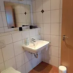 Alte Winzerschenke 게스트하우스 2*